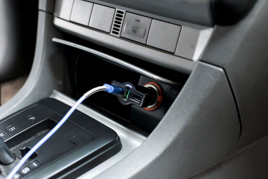 شارژر فندکی Ldinio - آیا استفاده از شارژر فندکی به باتری گوشی آسیب می‌ زند؟